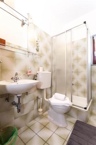 Double Room with Balcony and Sea View image 3