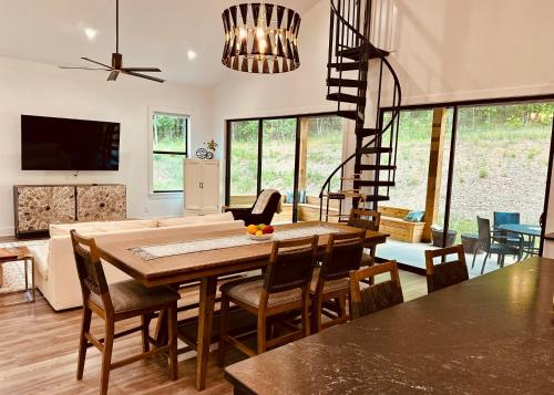 Deluxe Fun House - Pet Friendly