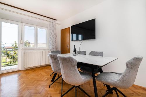 Three-Bedroom Apartment with Terrace image 6