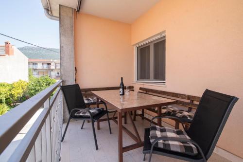 Three-Bedroom Apartment with Terrace image 4