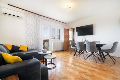 Three-Bedroom Apartment with Terrace image 5