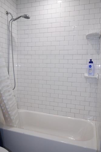 Casa Mid City - Centrally Located 1BR Getaway with Private Yard, Los Ángeles (foto 8)
