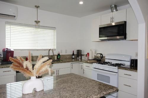 Casa Mid City - Centrally Located 1BR Getaway with Private Yard - image 3