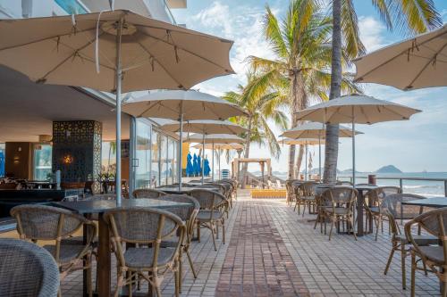 Restaurant, Las Flores Beach Resort in Mazatlán