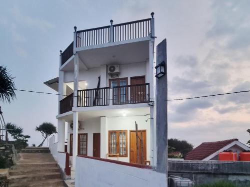 Slili View Villa near Watulawang Beach