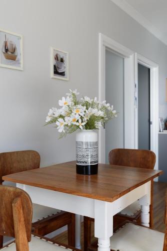 Cosy Self-Contained Unit with QBed, Parking & Wifi in Beauty Point / Beaconsfield