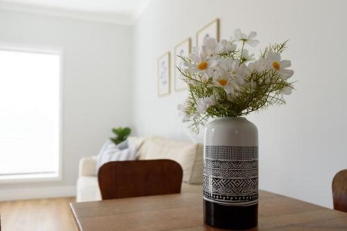 Cosy Self-Contained Unit with QBed, Parking & Wifi in Beauty Point / Beaconsfield