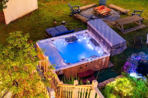 Hideaway Hot Tub Sunna Lake Kayaks Pool