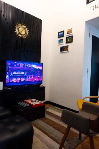2-Bedroom Condotel Stay with Netflix, Kitchen & Washer, Near MRT Boni, Manila (fotografie 2)