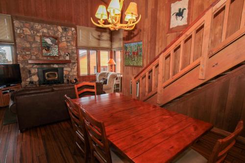 Mountainback #105 Loft Den - main image