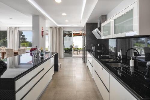 Casa Azenhaga - 100m from the beach - magnificent 3 bedroom villa sleeps 8 with amazing sea views - image 7