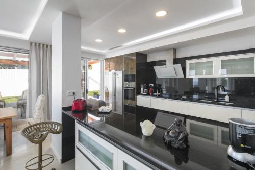 Casa Azenhaga - 100m from the beach - magnificent 3 bedroom villa sleeps 8 with amazing sea views - image 5
