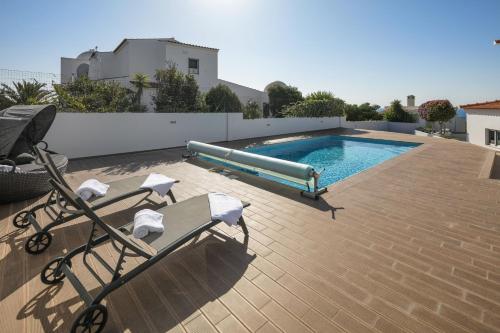 Casa Azenhaga - 100m from the beach - magnificent 3 bedroom villa sleeps 8 with amazing sea views - image 13