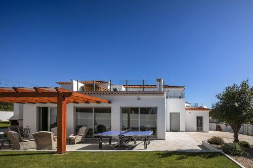 Casa Azenhaga - 100m from the beach - magnificent 3 bedroom villa sleeps 8 with amazing sea views - image 12