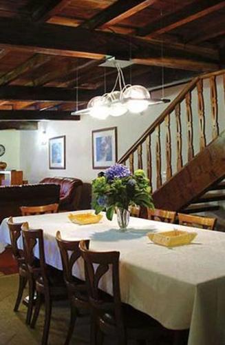 Oprema, Splendid Ponte De Lima Villa 6 Bedrooms Villa Coura Coura Valley Views Ping Pong Pool Table in Rubiaes