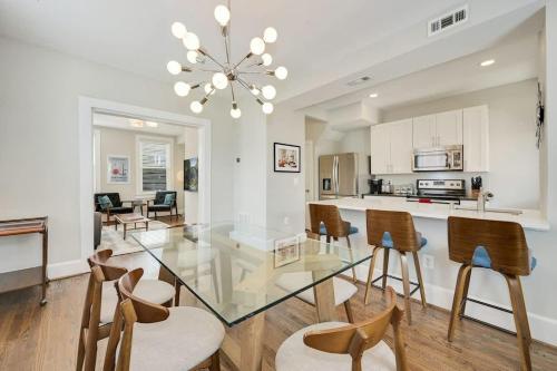 Mid-Century Townhome Steps from Restaurants #DCottage