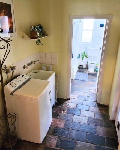 Badkamer, Eileen's Cottage in Lawson