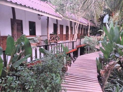 ระเบียง/ชานเรือน, สบายคันทรีรีสอร์ท ปากเมงSa-buy country resort Pak Meng in หาดปากเมง