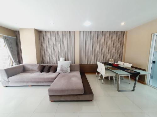 Comfy Townhome 5min walk to 7-11 (Whole House) near Tesco Talad Bangbuathong