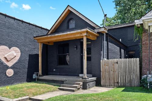 Unique Black Home in the Heart of Shelby Park – khách sạn tại Old Louisville