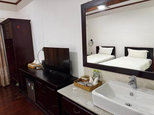 wisdom hotel - image 4