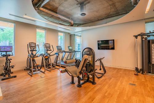 Posh 2BD - Central DT - Gym, Pool, Parking -Sleep 8 - Tap to explore photos