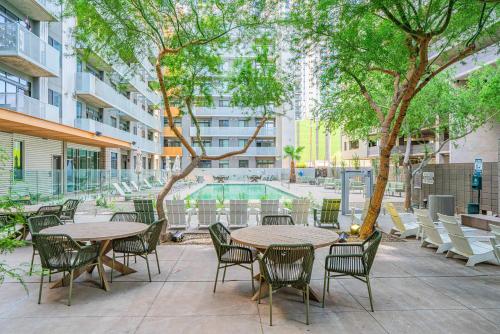 Posh 2BD - Central DT - Gym, Pool, Parking -Sleep 8 detail