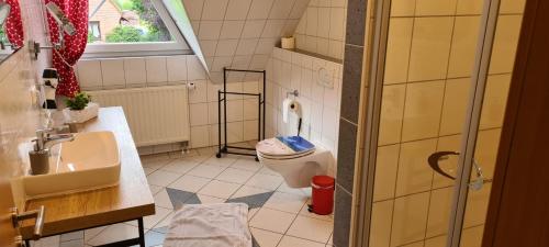 ห้องน้ำ, Ferienwohnung Strudthoff in กันเดอร์กีเซ