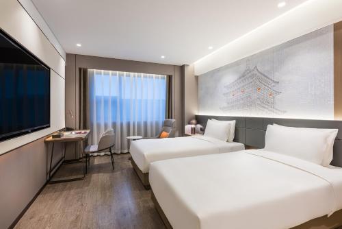 Superior Twin Room image 3