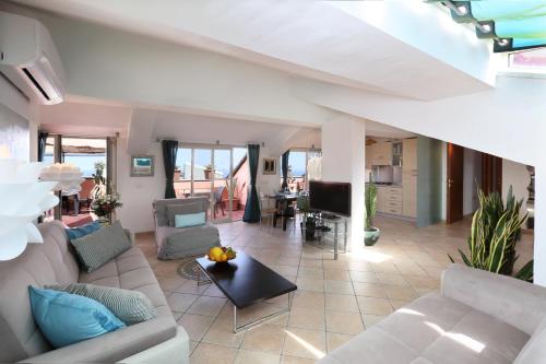 Taormina center 4 BR penthouse, terrace with views