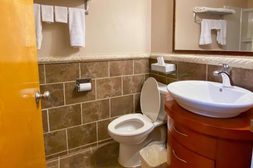 Econo Lodge Inn and Suites Old Saybrook - image 12