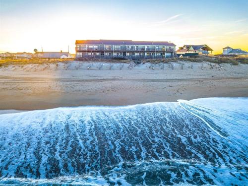 . SW7 Seventh Heaven Oceanfront Community Pool