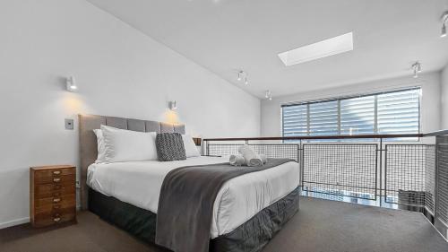 Parnell Escape l Enormous Loft Apartment l Shops, Auckland (photo 5)