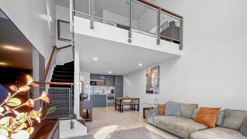 Parnell Escape l Enormous Loft Apartment l Shops, Auckland (photo 9)