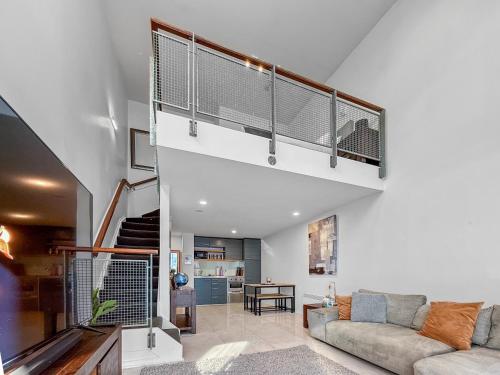 Parnell Escape l Enormous Loft Apartment l Shops, Auckland (photo 8)