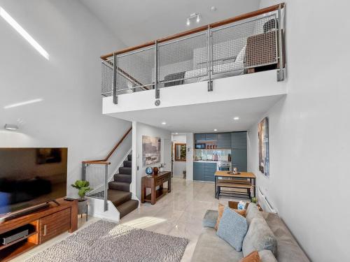 Parnell Escape l Enormous Loft Apartment l Shops, Auckland (photo 6)