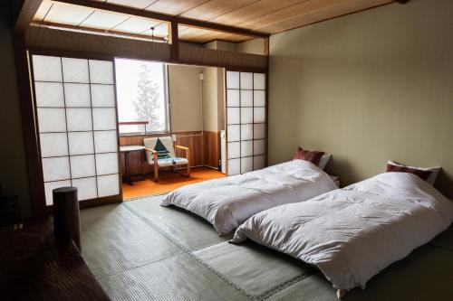Japanese-Style Twin Room with Private Bathroom image 2