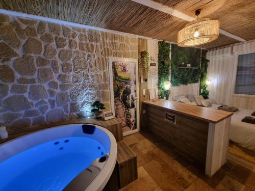 Les Spas de la mer, Suite & Spa, Love room, Plein Cœur du Grau near Grau-Du-Roi Train Station