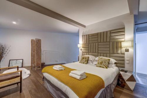 Montmartre Stylish and bright 3BD with terrace - main image