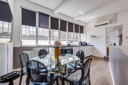 Montmartre Stylish and bright 3BD with terrace - image 12