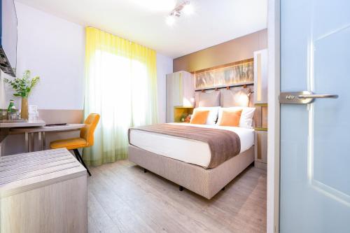 Double Room image 9