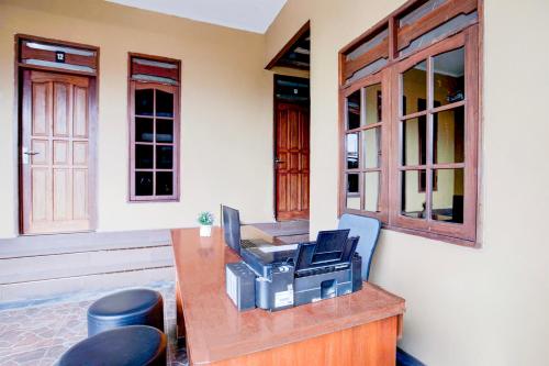 Vestibule, Hotel O Balikpapan near Taman Beruang Madu formerly Palm Cafe Inn in Balikpapan