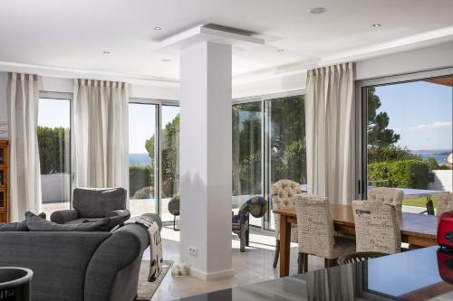 Casa Azenhaga - 100m from the beach - magnificent 3 bedroom villa sleeps 8 with amazing sea views - image 3