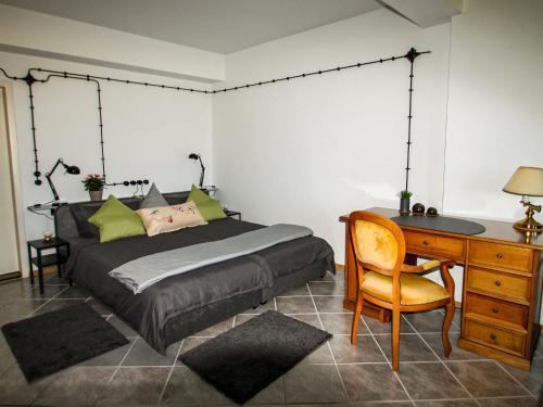 2 twin beds, 1 sofa bed