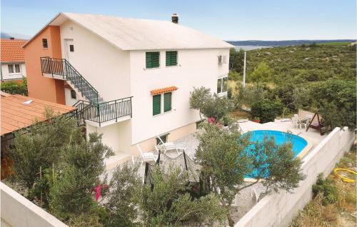 Nice Home In Kastel Novi – khách sạn tại Rudine