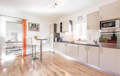 virtuve, Lovely Home In Jurdani in Jusici