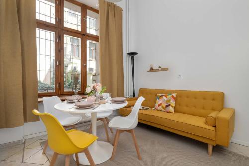 Charming Apartment with Mezzanine near Old Town in Cracow by Noclegi Renters, Krakau