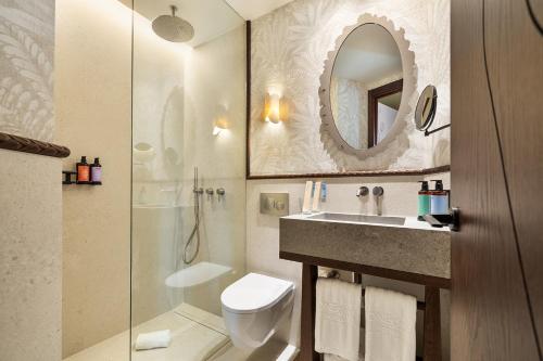 Double Room with Balcony image 2