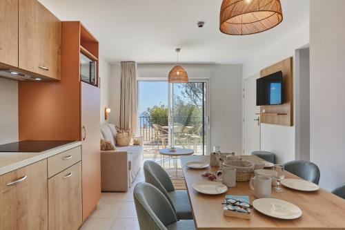 кухня, Résidence Odalys Riviera la Presqu'Ile (Residence Odalys Riviera la Presqu'Ile) in Иер