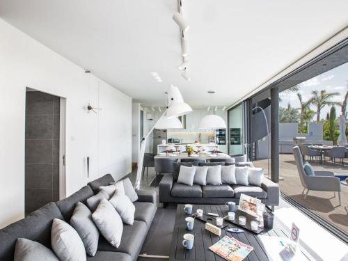 Iekārtas, Villa Papadopo - Luxury 3 Bedroom Villa With Private Pool, Hot Tub And Sea Views in Paralimni